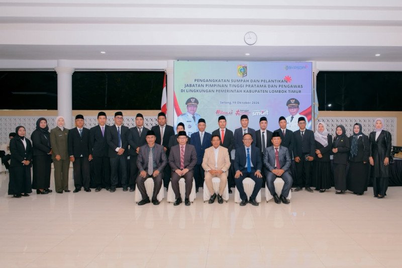 Foto Bersama Bupati Bupati Drs. H. Haerul Warisin, M.Si, Wabup Wabup Ir. H. Moh. Edwin Hadiwijaya, MM, Sekda Dr. Drs. H. Muhammad Juaini Taofik, M.AP dan 21 Pejabat Pemda Lotim Yang Baru Dilantik pada Senin (19/10/2026) (PKP Lotim)